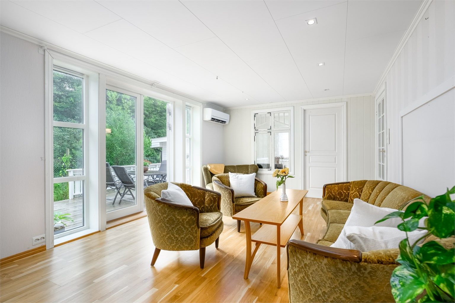 Stuen har 3 stavs parkett og direkte utgang til terrassen.