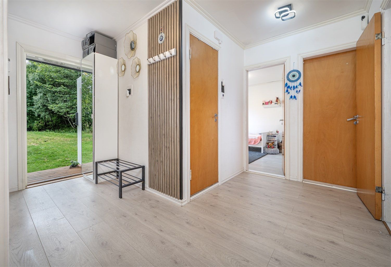 Entréen ønsker velkommen inn i boligens hovedetasje med gjennomgående laminatgulv.