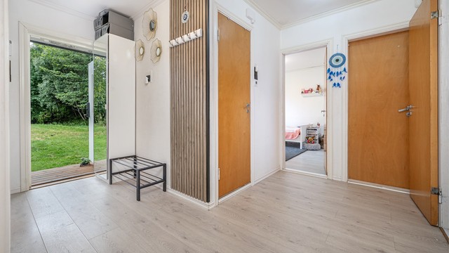 Entréen ønsker velkommen inn i boligens hovedetasje med gjennomgående laminatgulv.