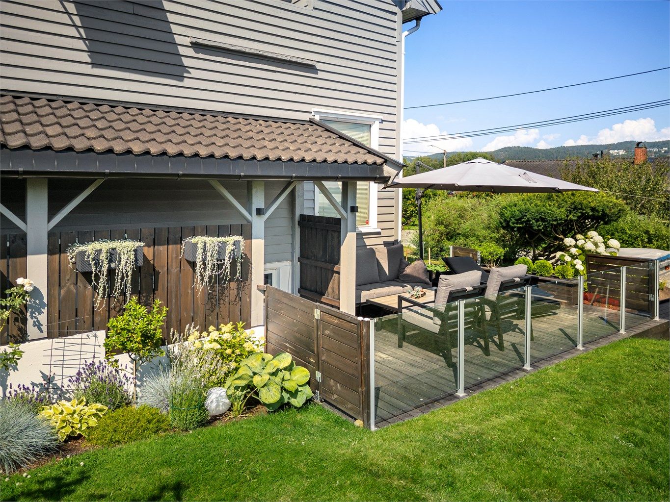 Utvendig og overbygget trappeadkomst til hybelens inngangsparti i kjelleren