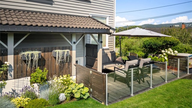 Utvendig og overbygget trappeadkomst til hybelens inngangsparti i kjelleren