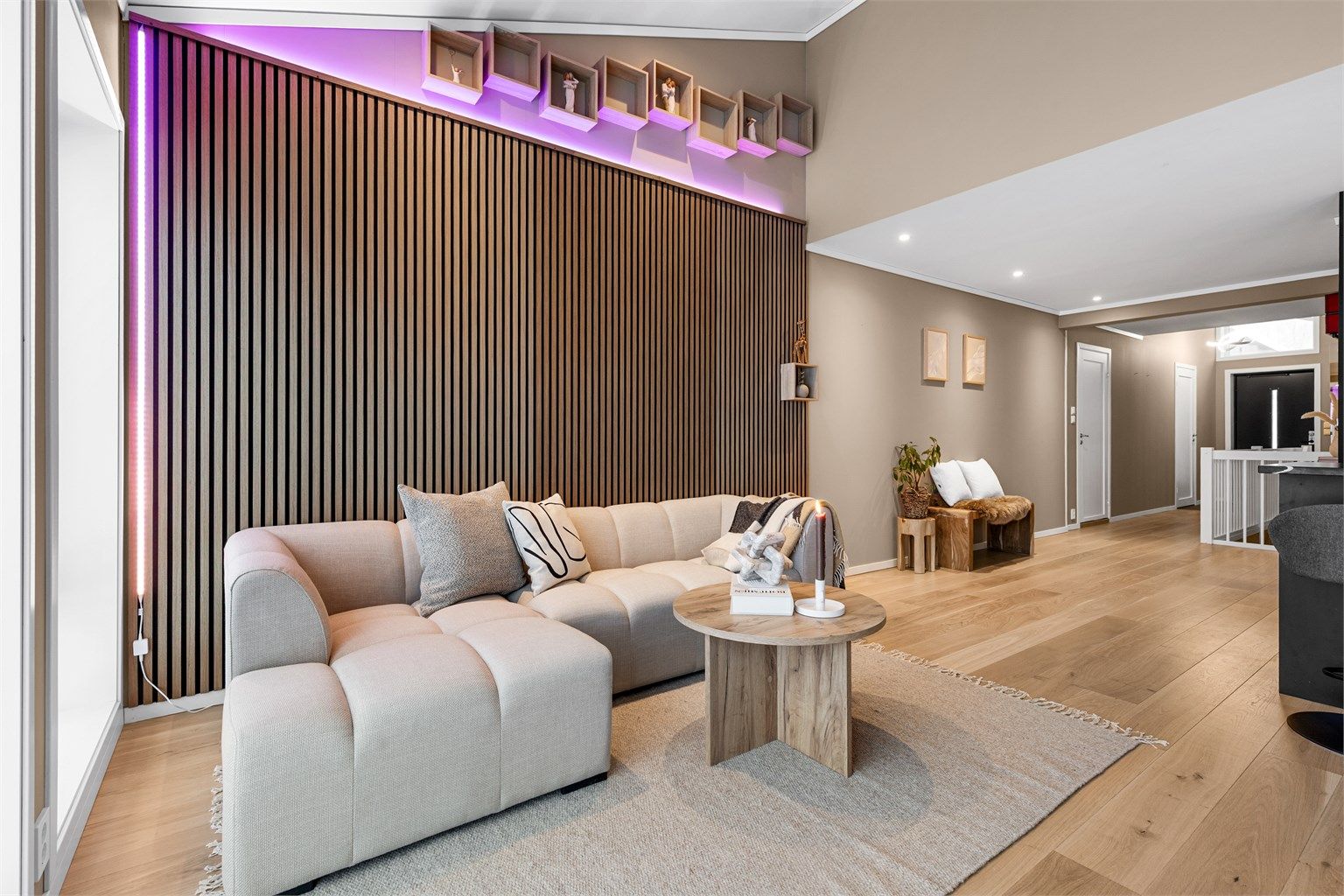 Romslig og luftig stue med god plass til sittegruppe, TV-område og stort spisebord.