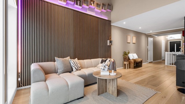 Romslig og luftig stue med god plass til sittegruppe, TV-område og stort spisebord.