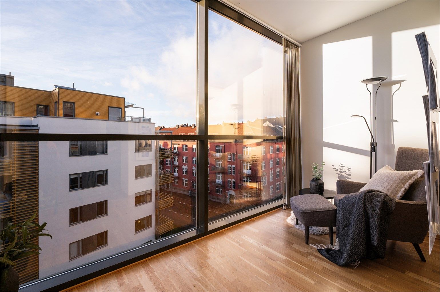 Leiligheten har heis opp til 6.etasje og flotte vinduer fra gulv til tak i begge plan