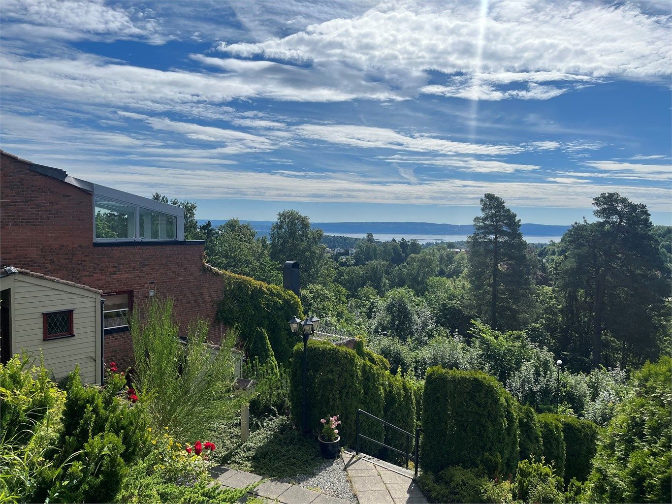 Velkommen til Hvalstadåsen 92!  En 4-roms terrasseleilighet i rolige omgivelser med flott utsikt!
