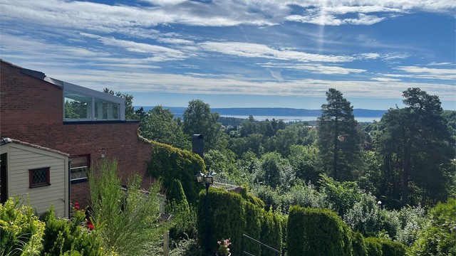 Velkommen til Hvalstadåsen 92! En 4-roms terrasseleilighet i rolige omgivelser med flott utsikt!