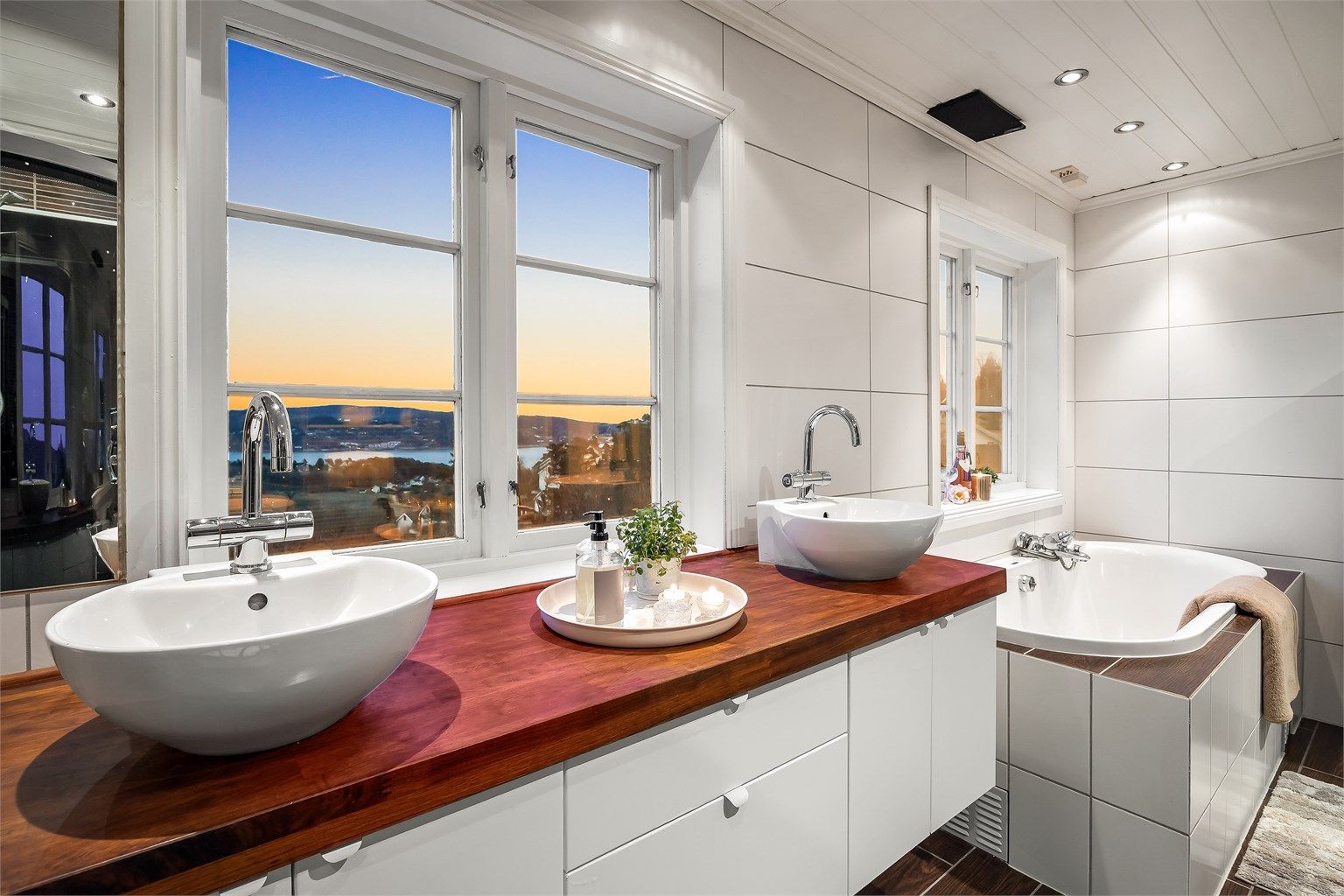 Badet i andre etasje ble oppgradert i 2006 og har en benkeplate i heltre med to ovenpåliggende servanter.