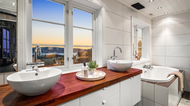 Badet i andre etasje ble oppgradert i 2006 og har en benkeplate i heltre med to ovenpåliggende servanter.