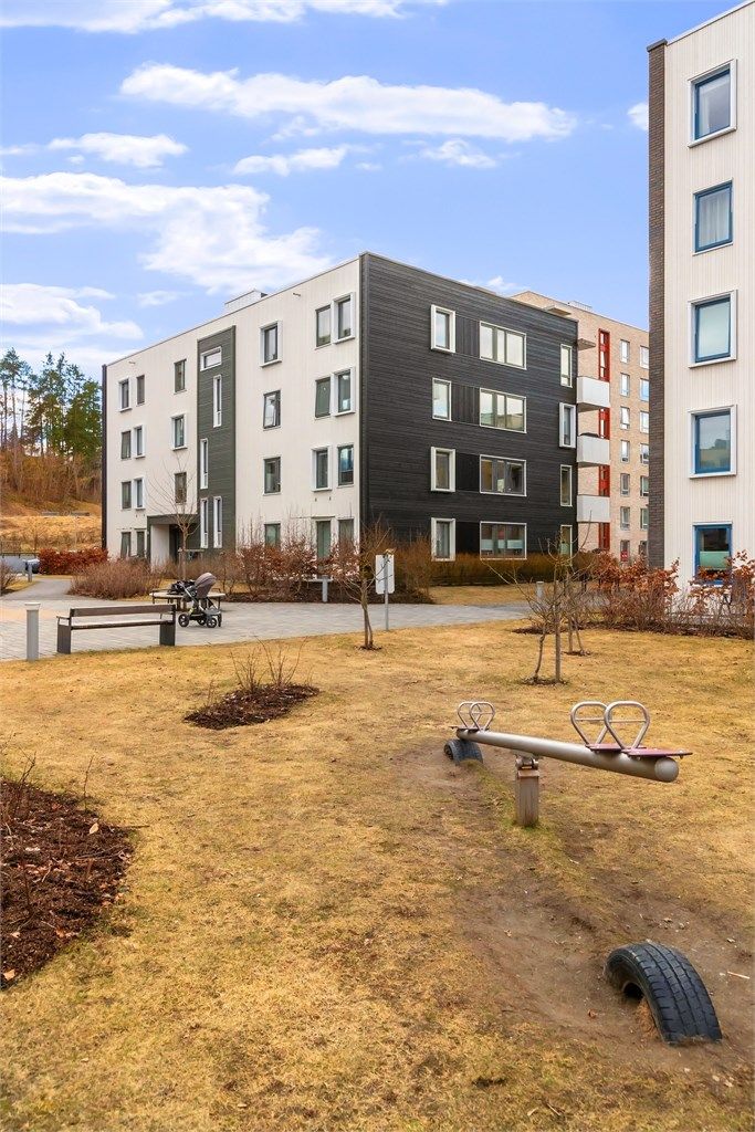 Tomten er pent opparbeidet med diverse beplantning, prydbusker, plenområder og asfalterte internveier. Det er flere sittegrupper og lekeplasser, samt et bordtennisbord på fellesområdet