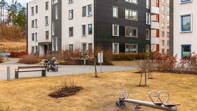 Tomten er pent opparbeidet med diverse beplantning, prydbusker, plenområder og asfalterte internveier. Det er flere sittegrupper og lekeplasser, samt et bordtennisbord på fellesområdet