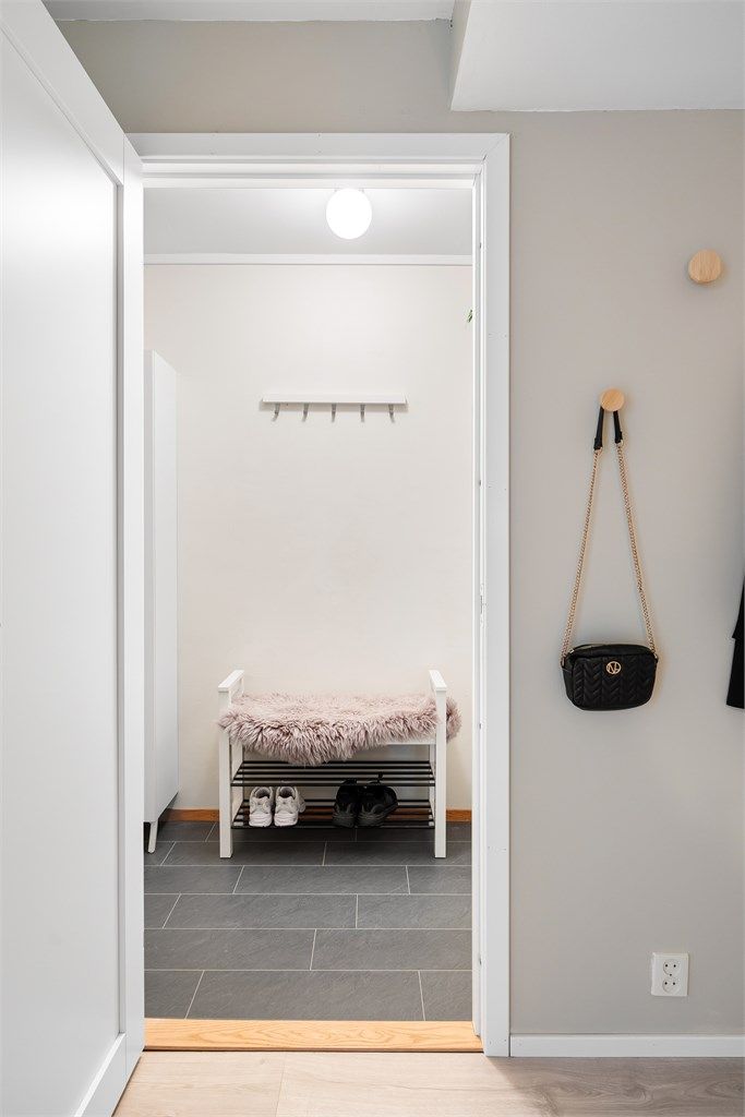 Fra gangen er det direkte adkomst til en innvendig bod. Leiligheten har også to sportsboder (den ene rett utenfor, se plantegning).