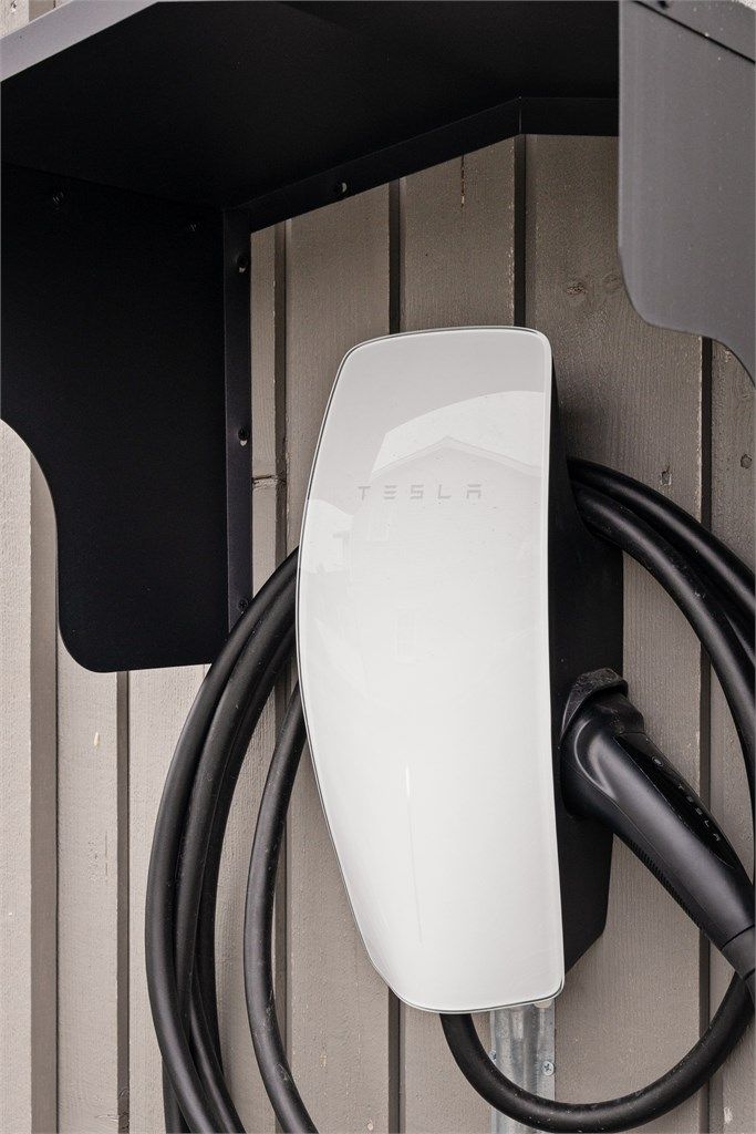 Lader for el-bil er montert på husveggen