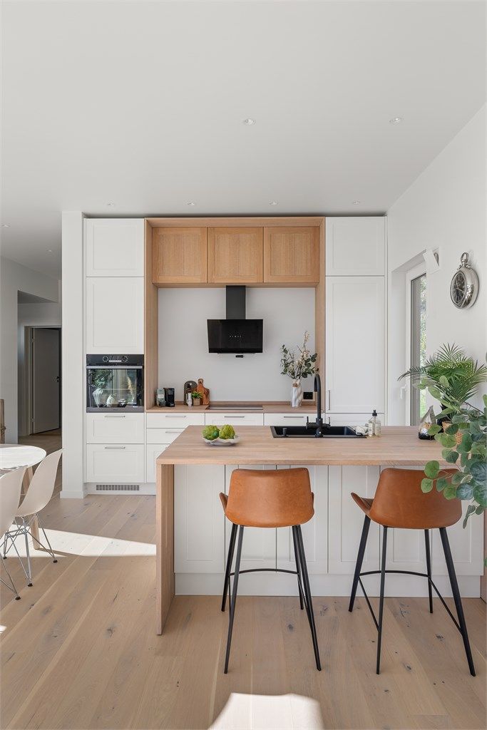 Kjøkkenøya fungerer som en sosial sone med plass for barkrakker.