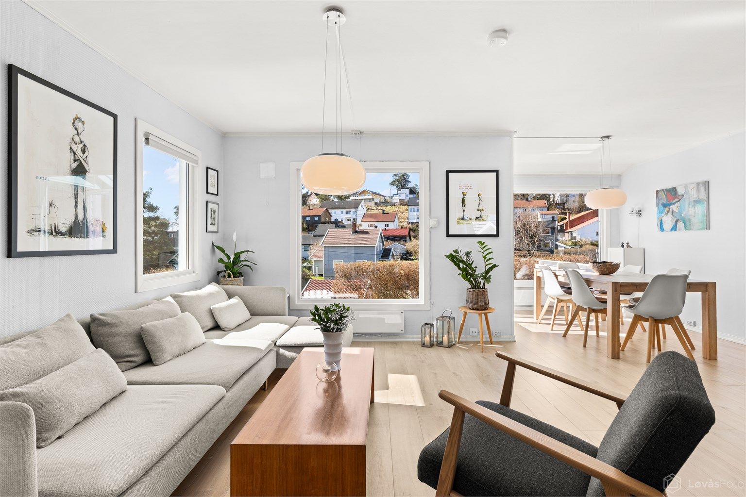 Den delvis åpne løsningen binder stue, spisestue og kjøkken sammen til en sosial og funksjonell sone.