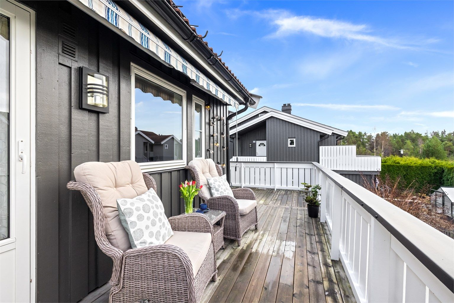 En lys og luftig 3-roms leilighet med solrik veranda, garasjeplass m/lader og attraktiv beliggenhet like ved marka!