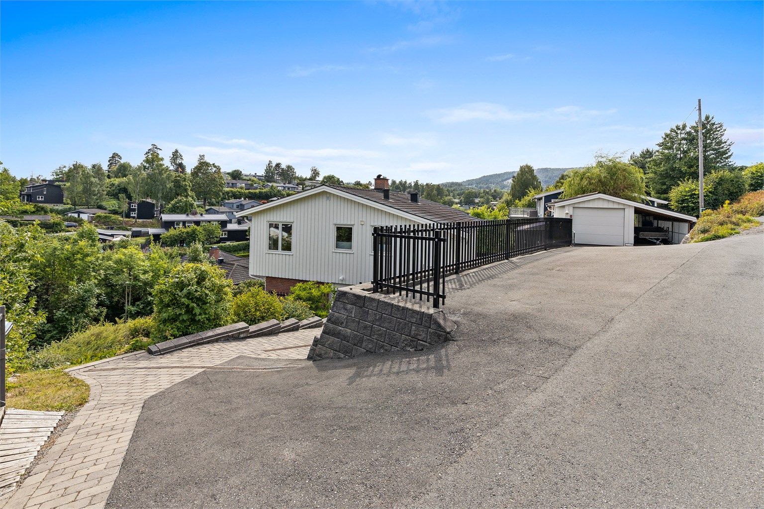 Velkommen til Krillåsveien 106, presentert av Terje Tveit i Krogsveen! Foto: Trond Reder

Innholdsrik enebolig med flott utsikt mot fjorden! Garasje m/carport og solrike uteplasser! Sentralt beliggende