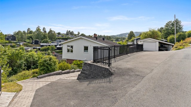 Velkommen til Krillåsveien 106, presentert av Terje Tveit i Krogsveen! Foto: Trond Reder
Innholdsrik enebolig med flott utsikt mot fjorden! Garasje m/carport og solrike uteplasser! Sentralt beliggende