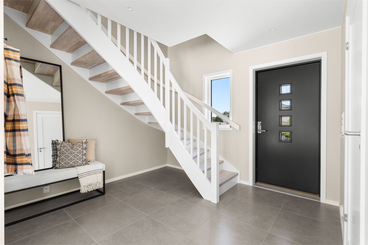 Velkommen inn! Illustrasjon fra lignende bolig.