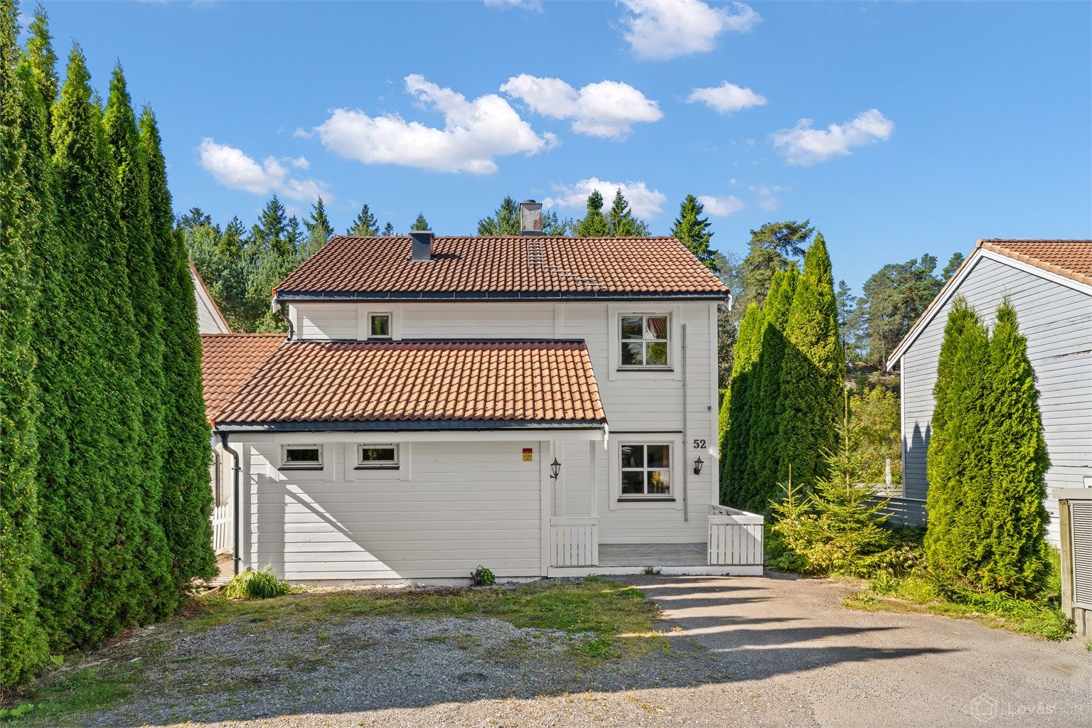Grevlinglia 52 er en innholdsrik og familievennlig enebolig med attraktiv og solrik beliggenhet i et veletablert villaområde på Bjørndal.