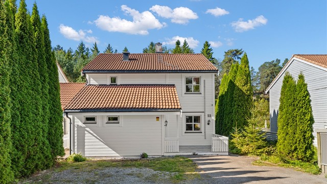 Grevlinglia 52 er en innholdsrik og familievennlig enebolig med attraktiv og solrik beliggenhet i et veletablert villaområde på Bjørndal.