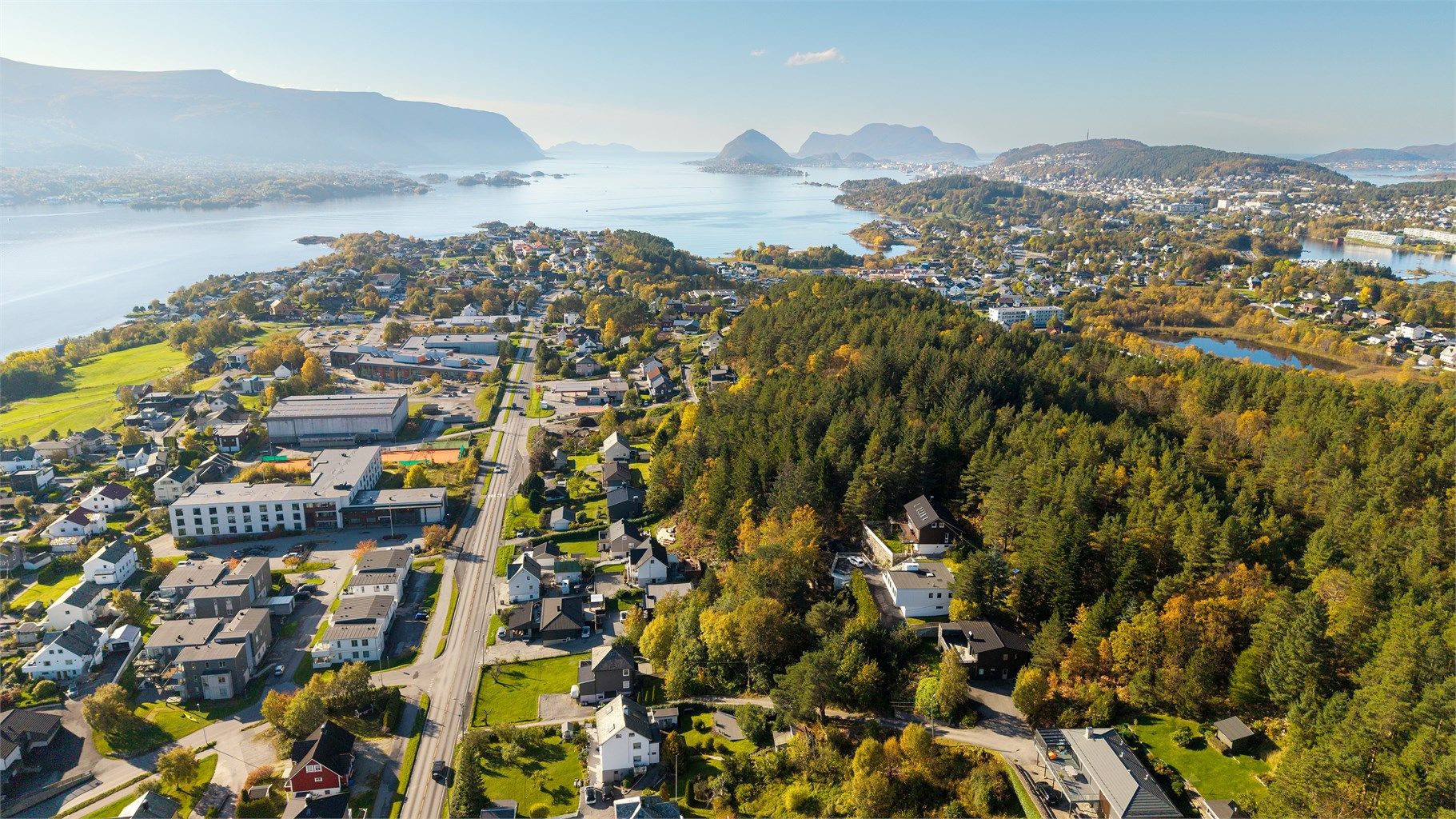 Fra Malaga bussholdeplass er det hyppige avganger til både Ålesund sentrum og Moa.
