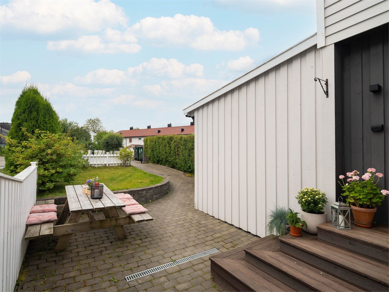 Fin adkomst i belegningsstein. Det er lagt varmekabler fra sportsbod opp til parkeringsplassen