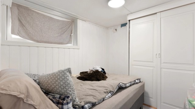 Innredet rom i kjelleretasjen, med plass til seng og oppbevaring. (Ikke godkjent til varig opphold)