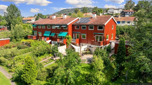 Velkommen til Gravdalsveien 2L! Idylllisk beliggende enderekkehus med hyggelig hage og uteplasser.