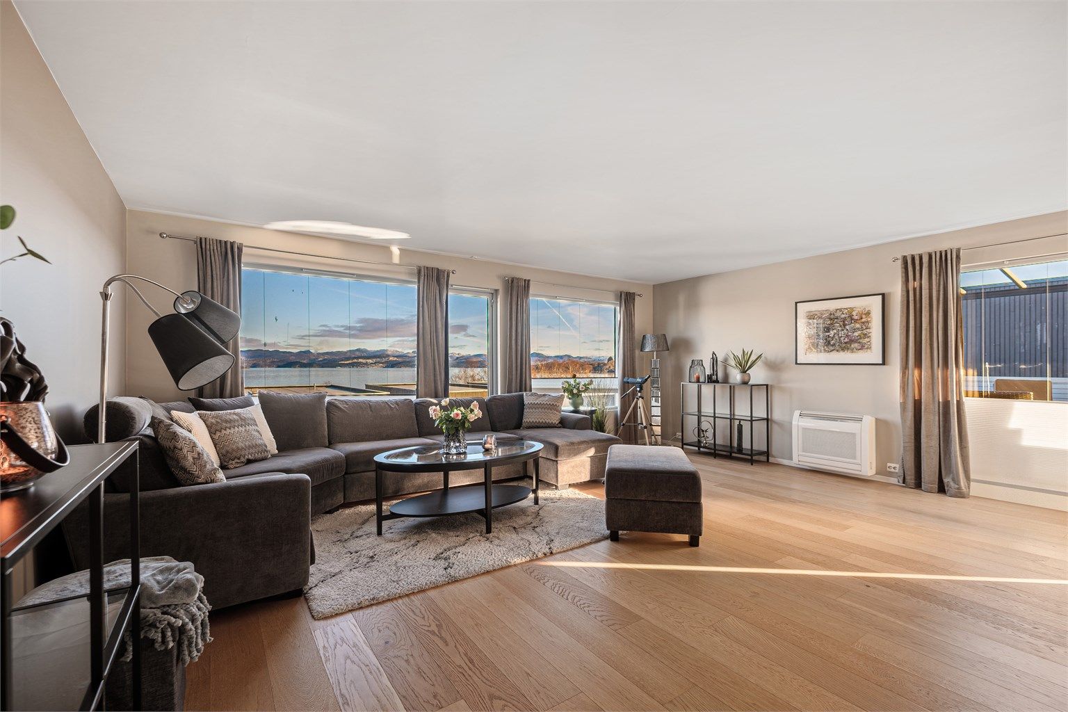 Stuen er romslig, med store vindusflater som gir godt med lys.