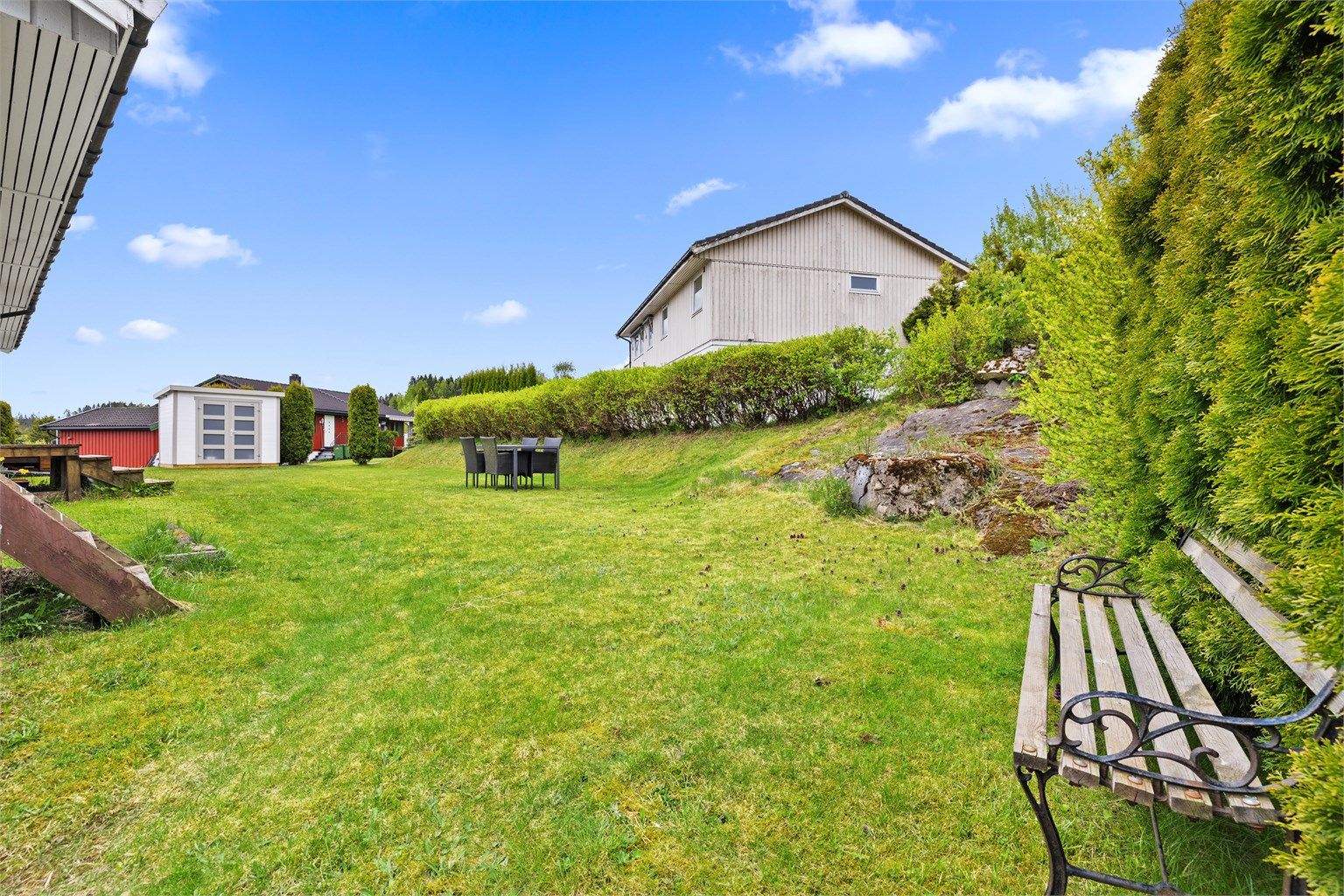 Tomten er tilnærmet flat og ligger i to nivåer.