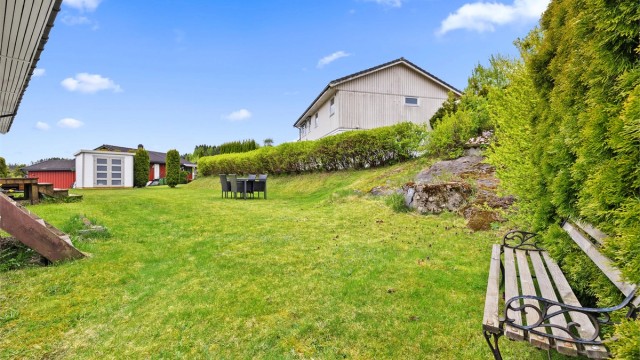 Tomten er tilnærmet flat og ligger i to nivåer.