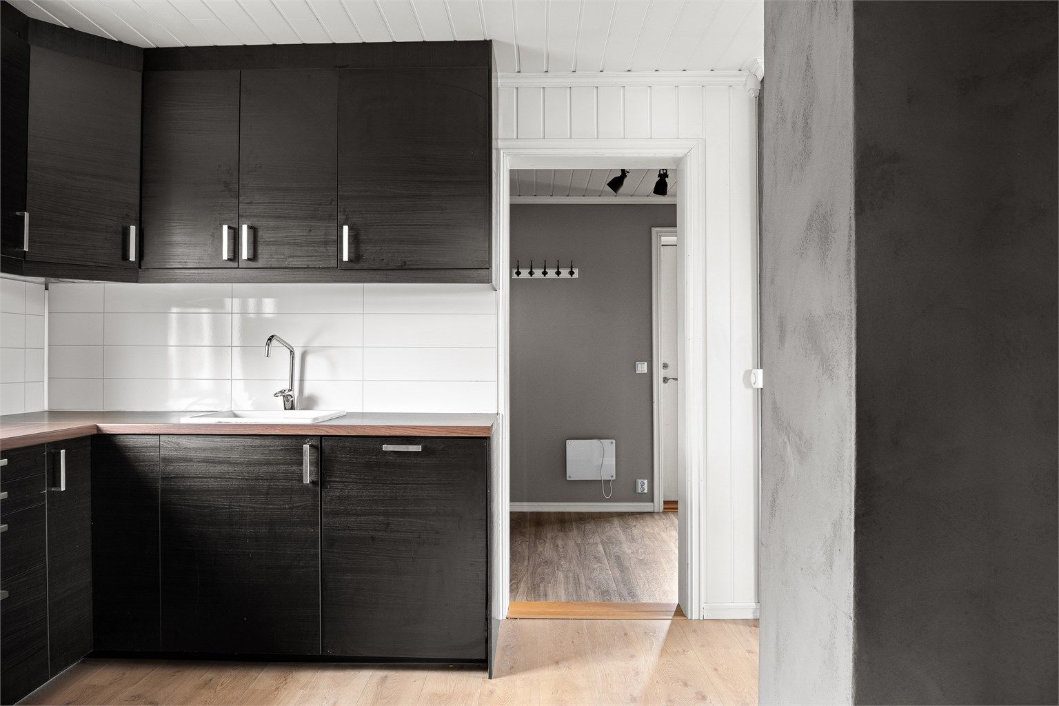 Stuen og kjøkkenet utgjør midtpunktet i romløsningen. Til kjøkkenet er det adkomst rett fra entreen.