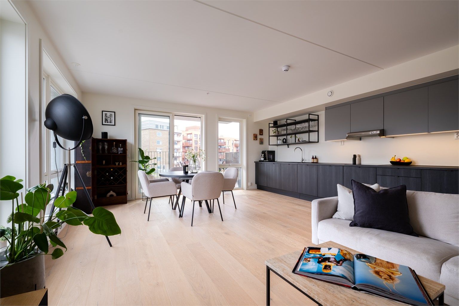 Boligens HTH-kjøkken er i en åpen løsning mot stuen og gir et sosialt allrom. 