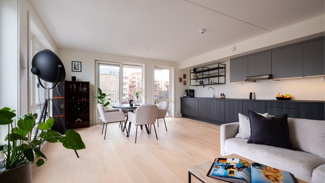 Boligens HTH-kjøkken er i en åpen løsning mot stuen og gir et sosialt allrom.