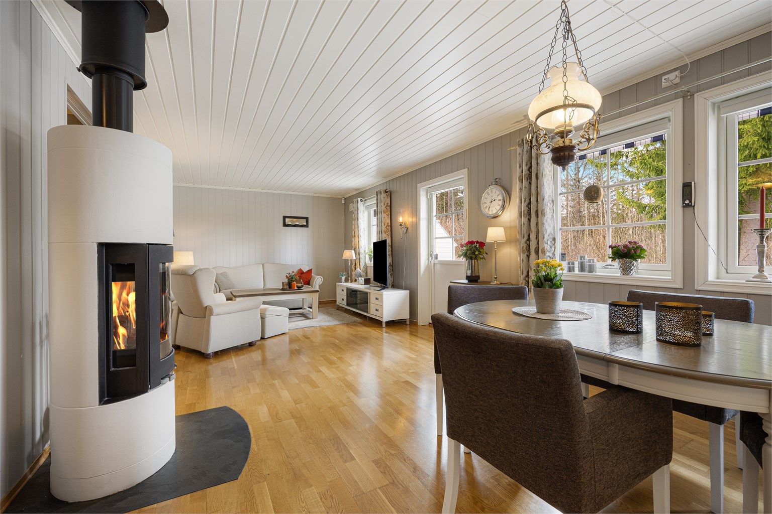 Stuen og kjøkkenet danner et sosialt allrom med god plass til både sofagruppe og spisebord. Gulvet har 3-stavs parkett og behagelig gulvvarme.