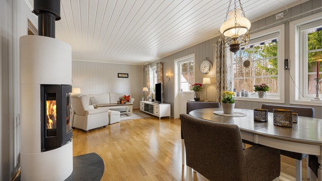 Stuen og kjøkkenet danner et sosialt allrom med god plass til både sofagruppe og spisebord. Gulvet har 3-stavs parkett og behagelig gulvvarme.