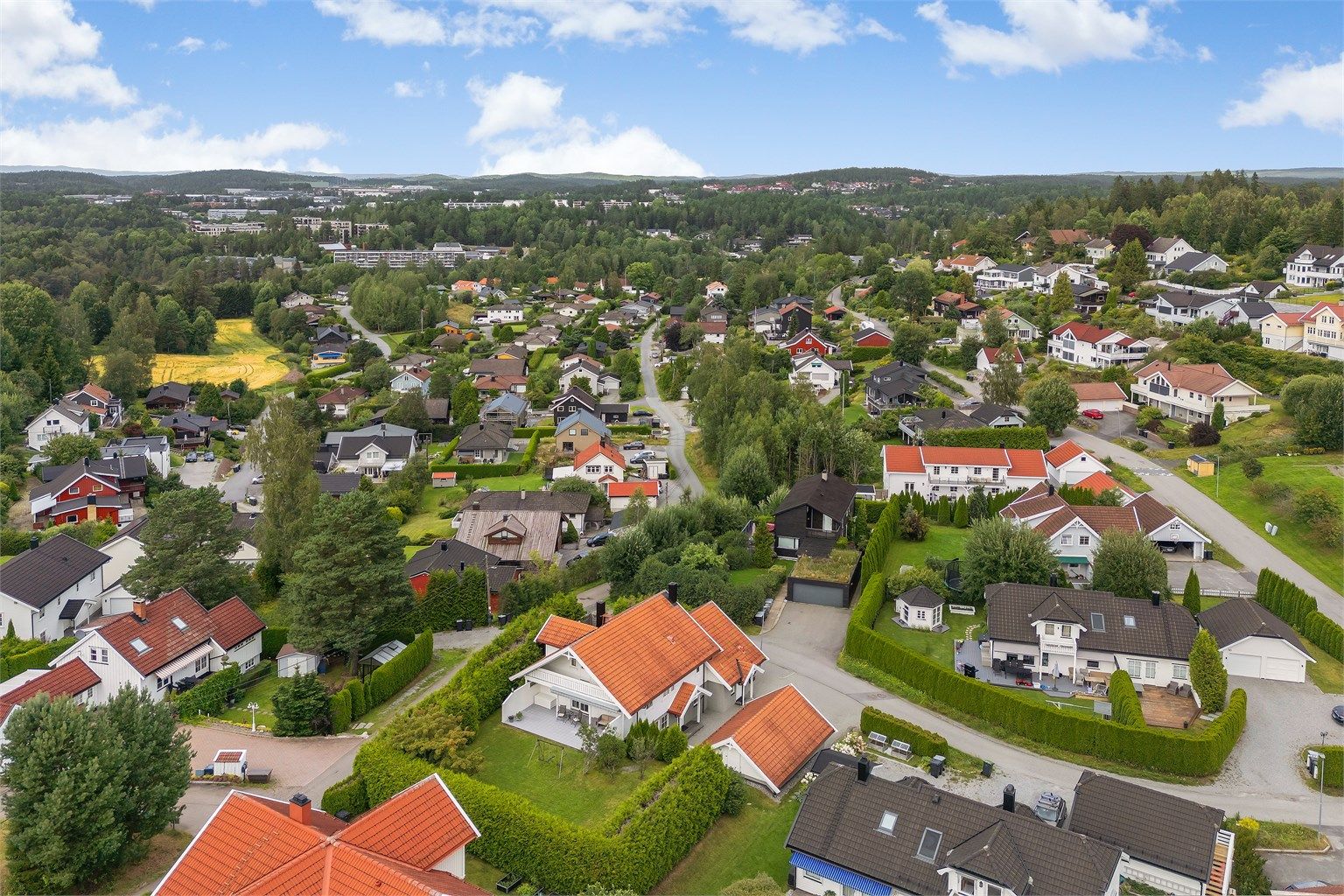Kort vei til Langhus stasjon med toglinje mot Oslo S og Ski, samt umiddelbar nærhet til turområdene i Sørmarka.