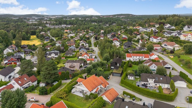 Kort vei til Langhus stasjon med toglinje mot Oslo S og Ski, samt umiddelbar nærhet til turområdene i Sørmarka.