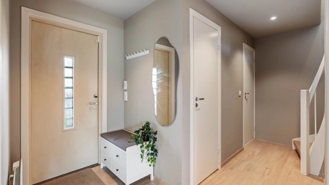 Inngangspartiet er lyst og innbydende, med plass til oppbevaring av yttertøy.