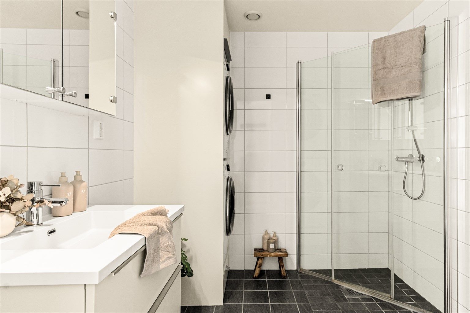 - Innredet med plassbesparende skyvedører til dusjen som gir ekstra utnyttelse av rommet -