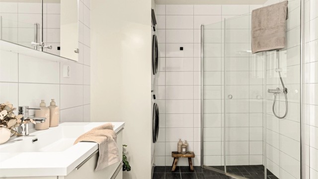 - Innredet med plassbesparende skyvedører til dusjen som gir ekstra utnyttelse av rommet -