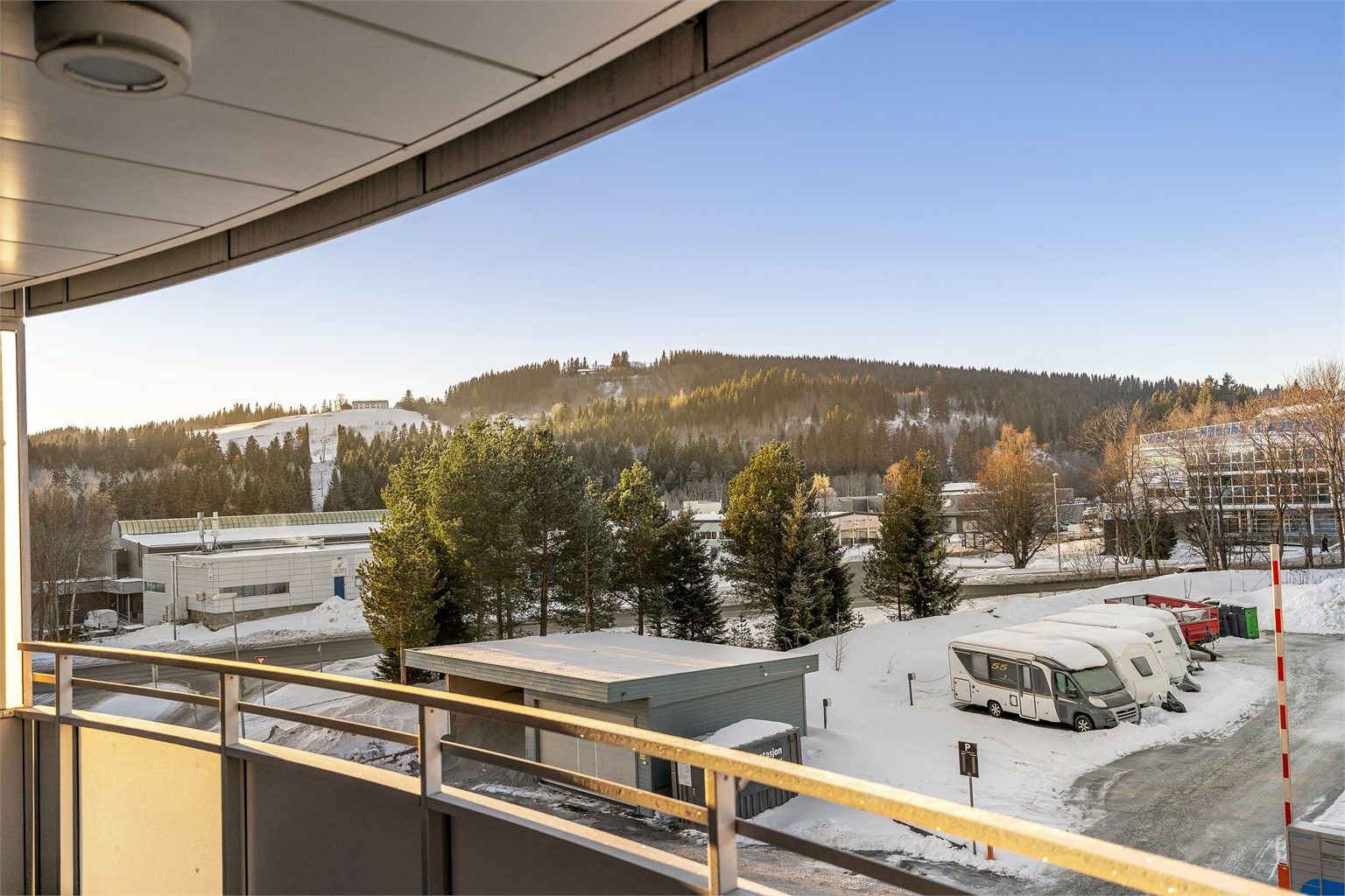 Eiendommen har en fin beliggenhet i et fredelig og familievennlig nabolag på Flatåsen, omgitt av store grøntområder. Dette gir deg flotte muligheter med enkel tilgang til skog og mark, perfekt for de som setter pris på friluftsliv og turer. 