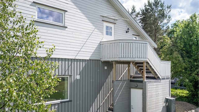 Separat utleiedel i 2. etasje med adkomst via utvendig trapp. Utvendig bod under trappen.