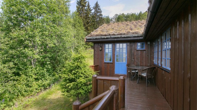 Uteplass med plass til sittegruppe og utgang fra ett av soverommene.