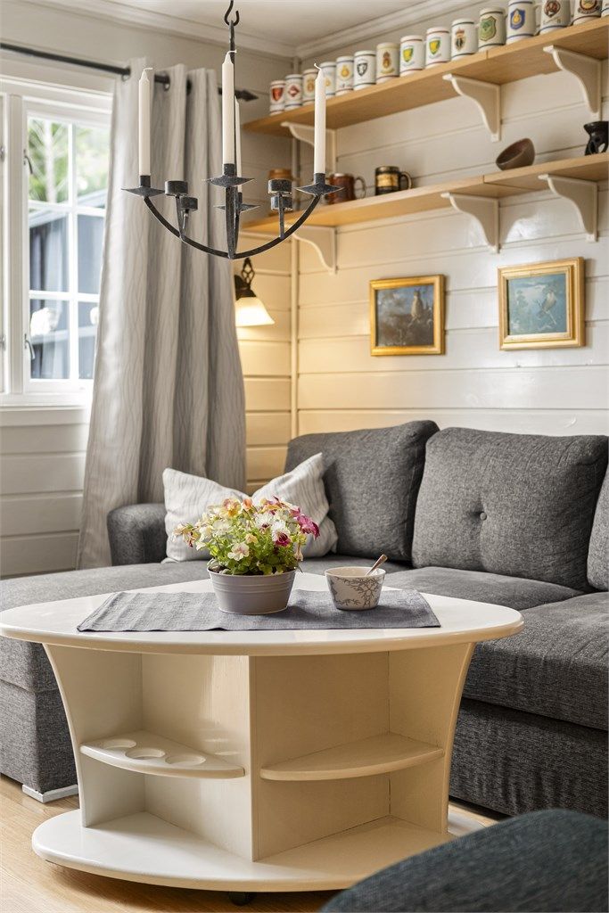 De gjennomgående materialvalgene skaper en helhetlig stil i leiligheten.