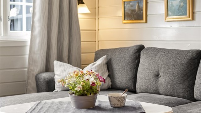 De gjennomgående materialvalgene skaper en helhetlig stil i leiligheten.