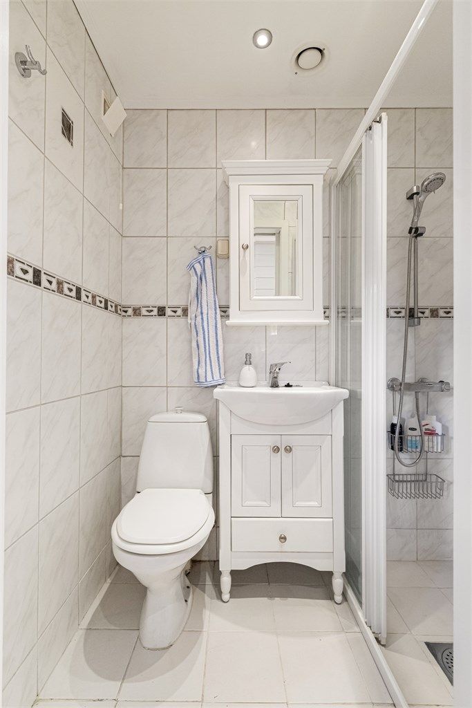 Badet ble oppgradert i 2006 og har flislagt gulv med gulvvarme, samt flislagte vegger.