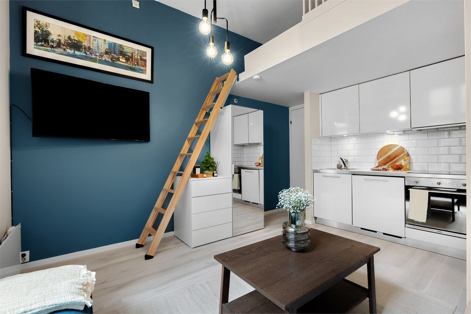  Rikelig med naturlig lysinnslipp fra stuens store vinduer. 