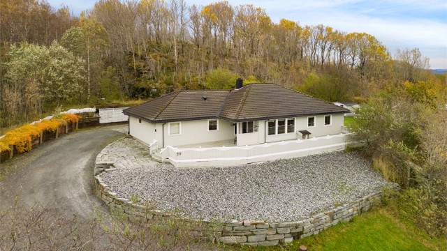 Tomta måler 1361 kvm, og ligger fint plassert i terrenget.