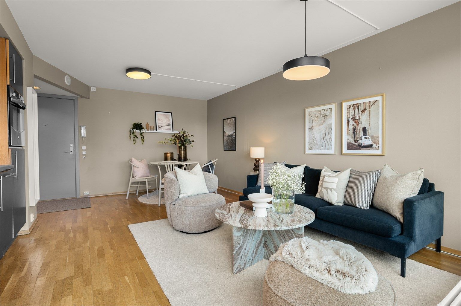 Leiligheten er oppvarmet med bruk av radiatorer tilkoblet felles varmesentral og har balansert ventilasjon. 